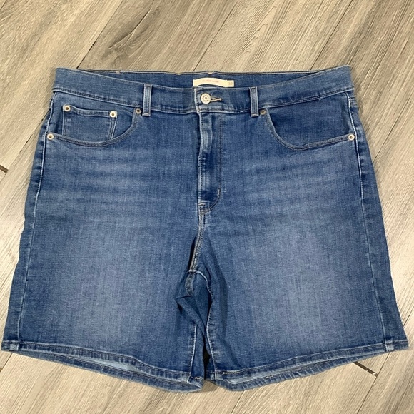 Levi’s Medium Wash “Classic Shorts” Stretch Denim 5 Pocket Style size 32 - Picture 1 of 12